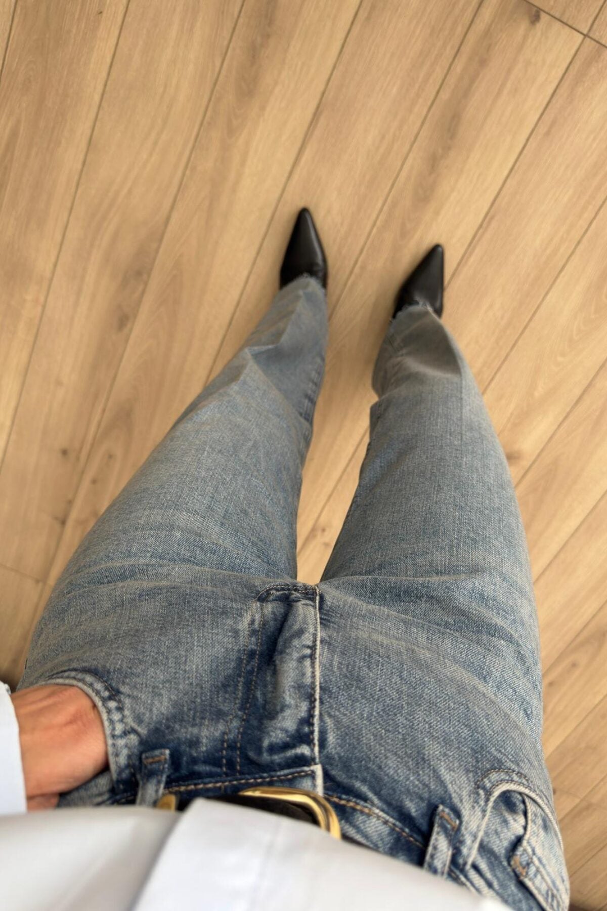 Paçası Kesik Straight Mavi Eskitme Jean