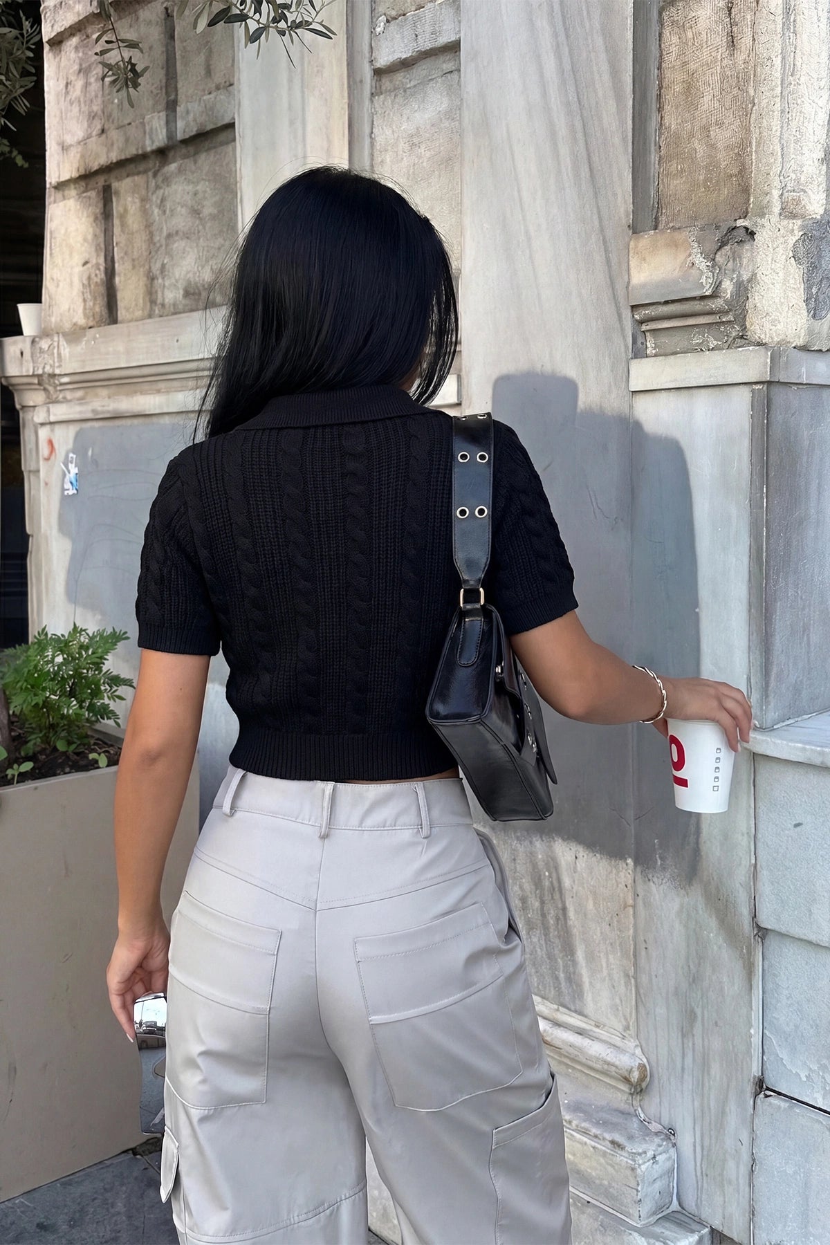 Siyah Düğme Detay Crop Hırka