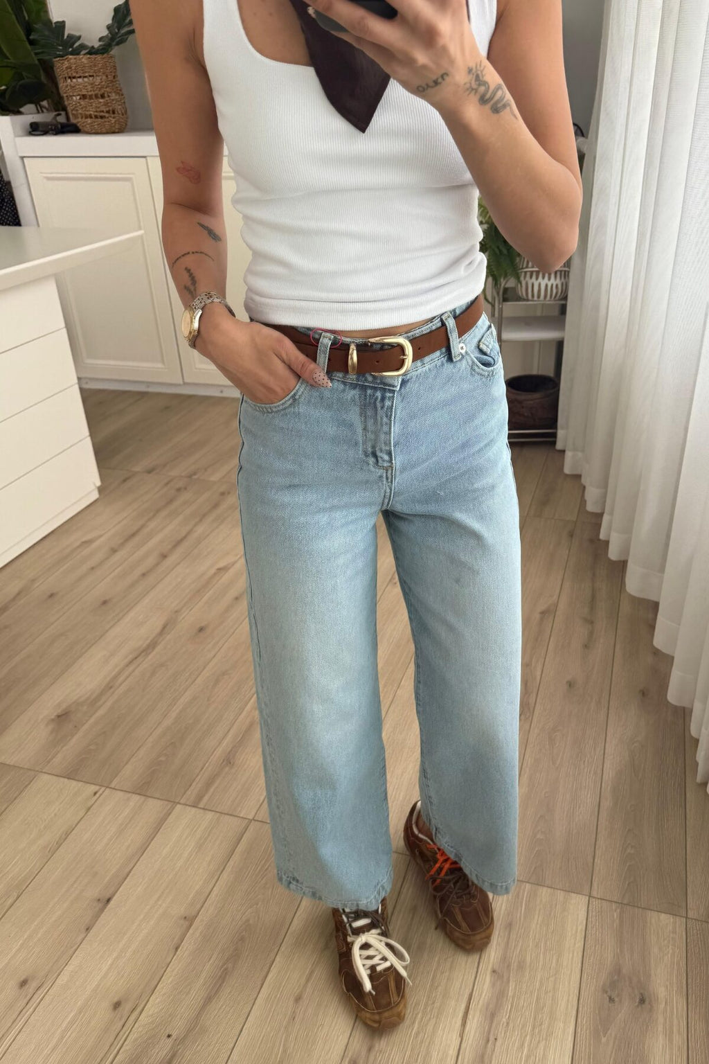Beli Kemerli Bilek Boy Açık Mavi Jean